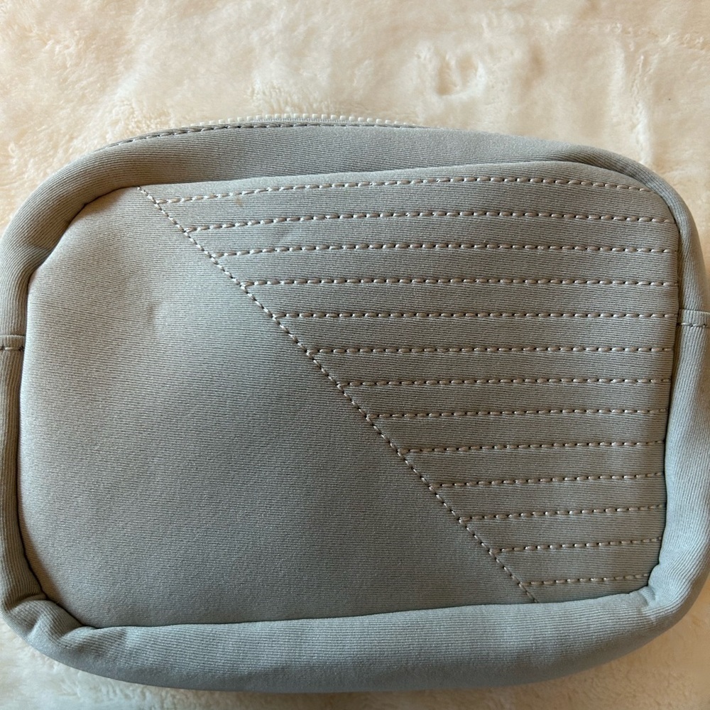 VOORAY Crossbody Bag - Picture 4 of 5